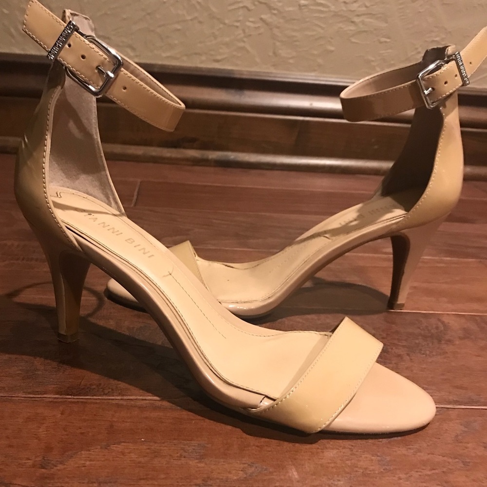 Gianni Bini Nude Heels